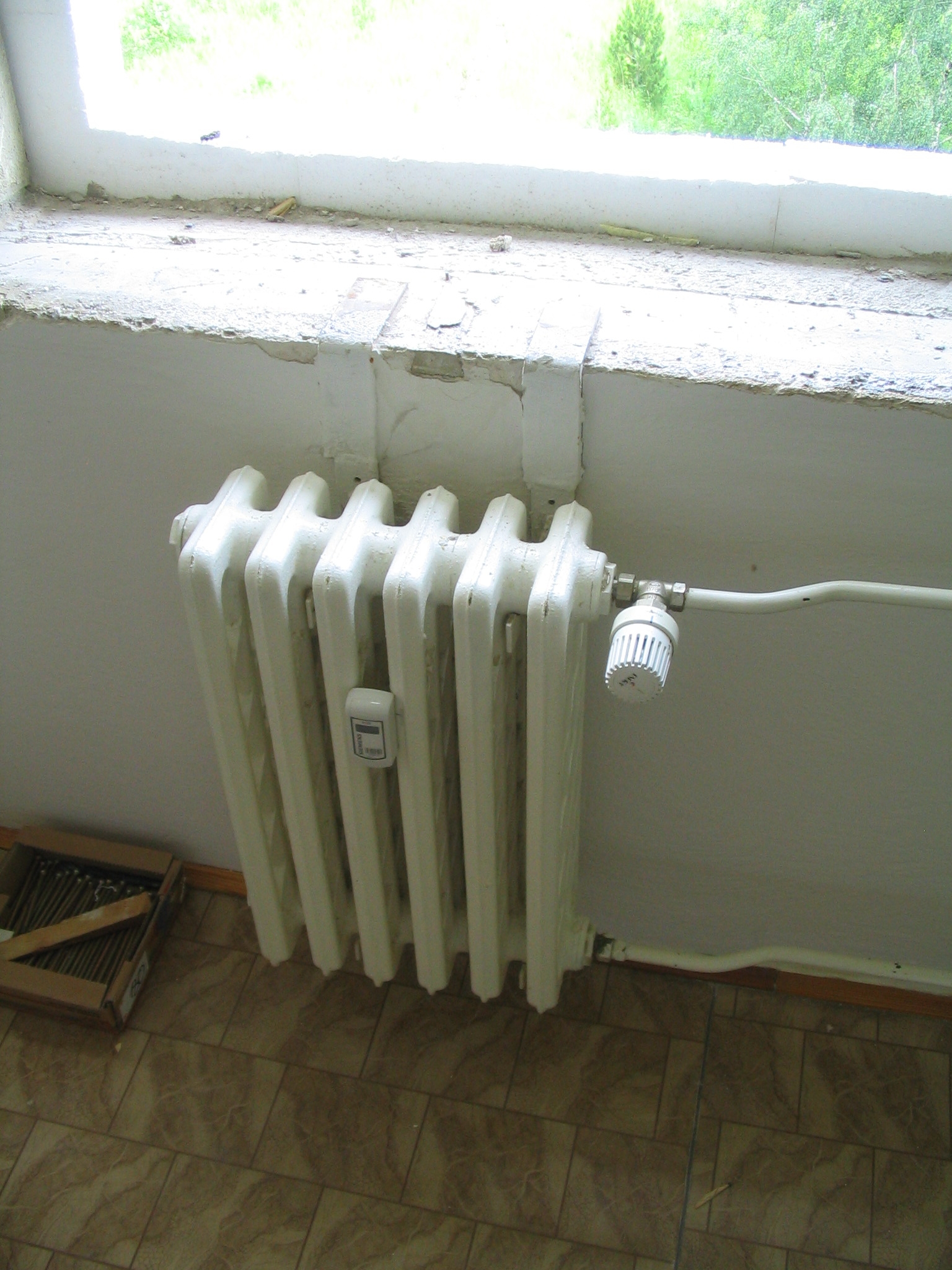 05062008 722 Radiátor nutno shora přivrtat.JPG